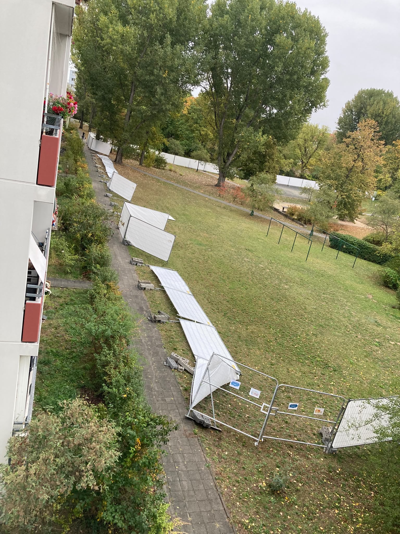 Vom WInde verweht - weggepustete Bauzäune im Ilse-Kiez