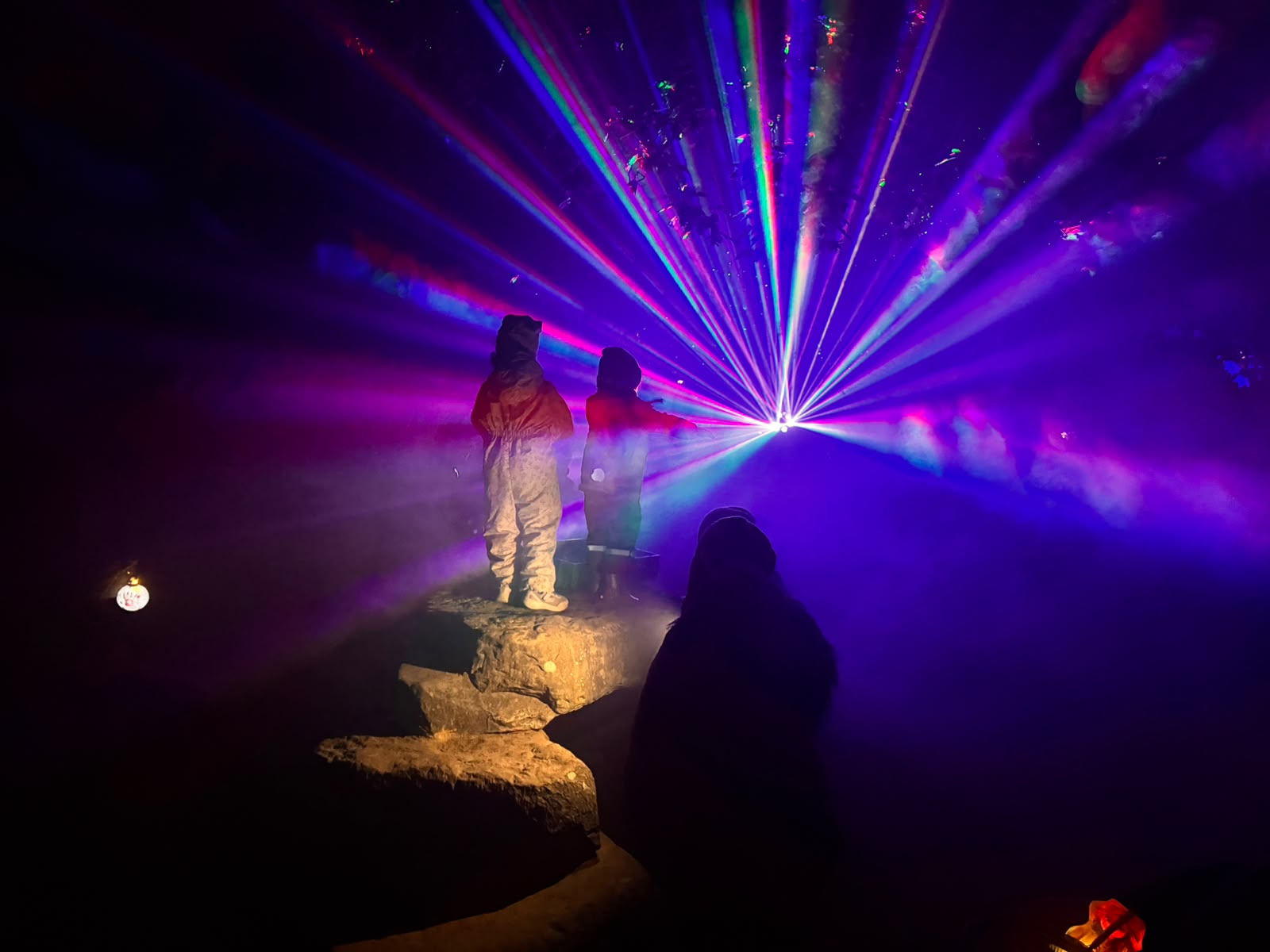 Bunte Lichtstrahlen im Nebel