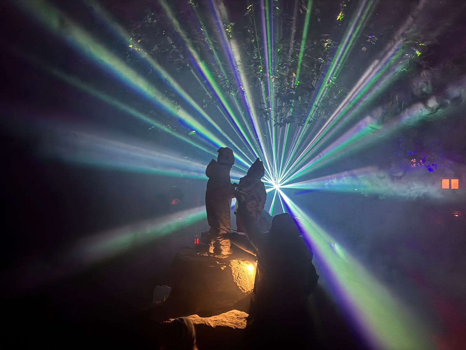 Kinder bestaunen die Lasershow